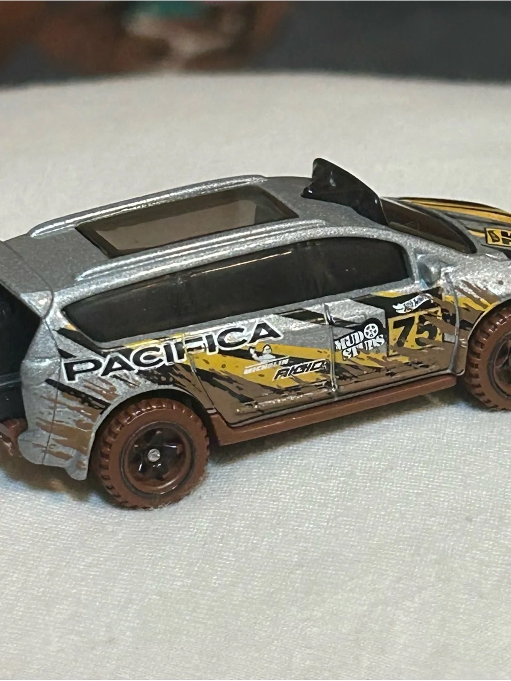 Hot Wheels 2023 Chrysler Pacifica Off-Road Minivan - Mud Studs